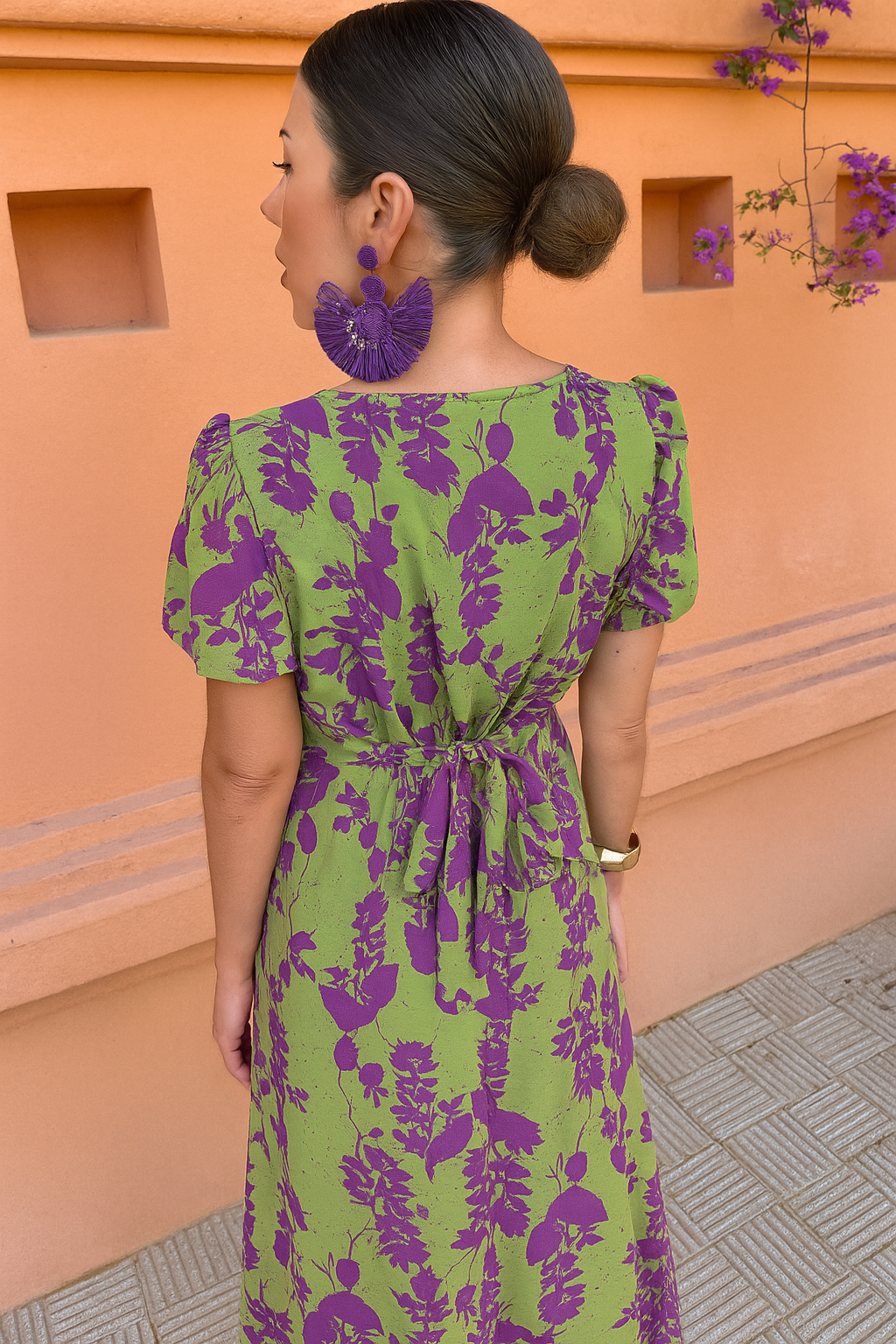 Omlottklänning med Puffärm – Stilfull Elegans med Vintagekänsla
